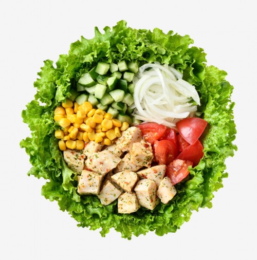 Salade de poulet d'herbe et de légumes colorés