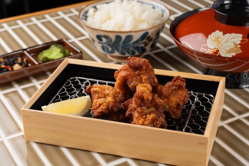 Le riz de sushi vinegared profondément fait frire a mis le repas