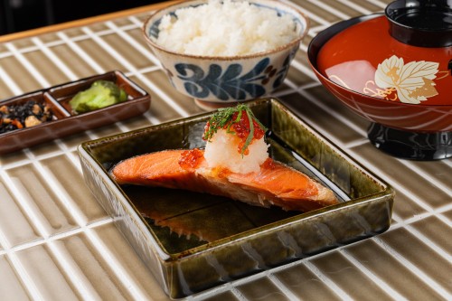 Le repas de jeu qu'un saumon en argent est combien